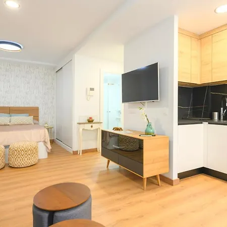 Modern Designer Steps From Canteras דירה